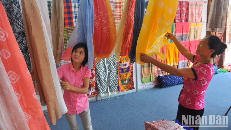 La participation des villages d'artisanat à l'événement esquisse un tableau culturel vivant, reflétant la beauté aux multiples facettes de l'artisanat vietnamien.