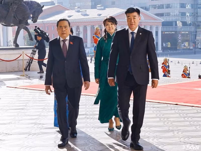 Le président du Parlement mongol Sandag Byambatsogt et son épouse accueillent le président de l’Assemblée nationale Trân Thanh Mân et son épouse, en visite officielle en Mongolie. (Photo : Doãn Tấn/VNA)