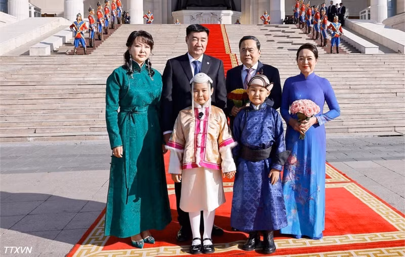  Cérémonie d’accueil officiel du président de l’AN Tran Thanh Man et de son épouse en visite en Mongolie 