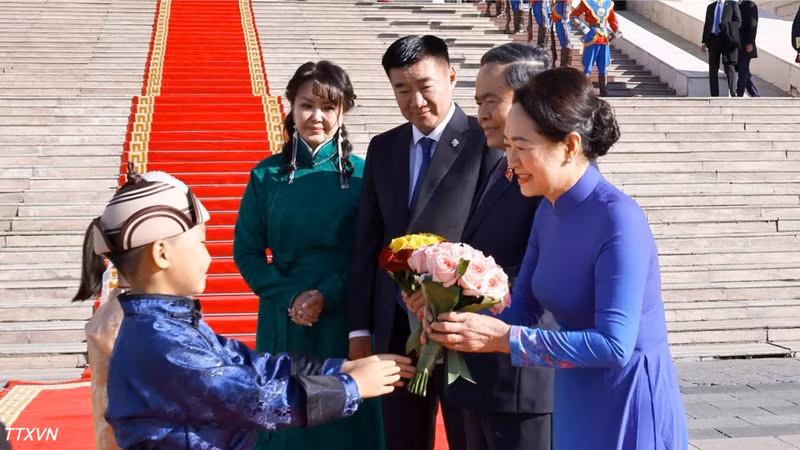 Des enfants mongols accueillent le président de l’Assemblée nationale Trân Thanh Mân et son épouse. (Photo : Doãn Tấn/VNA)