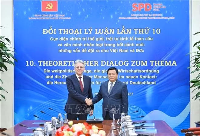 Nguyên Xuân Thang, membre du Bureau politique, président du Conseil théorique central et directeur de l’Académie nationale de politique Hô Chi Minh (droite), et Achim Post, vice-président du SPD. Photo: VNA