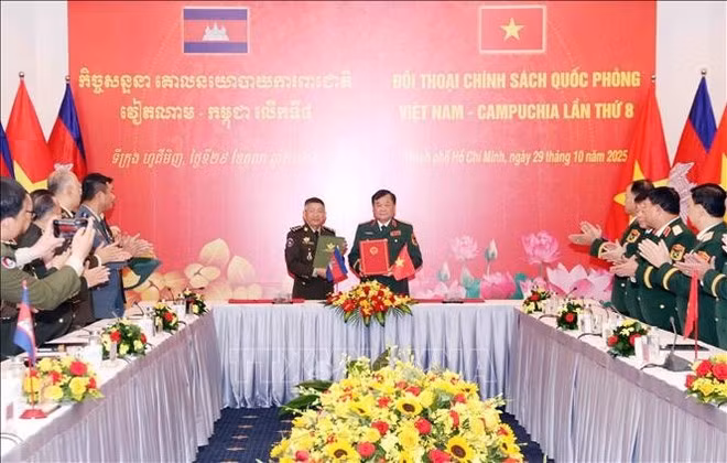 Le général de corps d'armée Hoàng Xuân Chiên (à droite) et le général Chay Saingyun signent le mémorandum d'entente entre les ministères de la Défense des deux pays sur la coopération dans le domaine du droit militaire et de la défense et le procès-verbal du dialogue. Photo : VNA