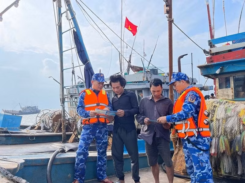 Sensibilisation des pêcheurs à la lutte contre la pêche INN. Photo : VNA.