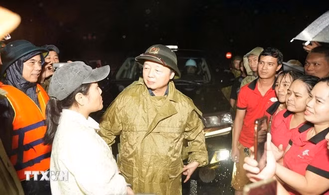 Le vice-Premier ministre rend visite aux habitants du quartier de Phu Xuân. Photo : VNA.
