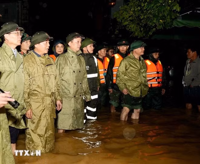 Le vice-Premier ministre rend visite aux habitants du quartier de Phu Xuân. Photo: VNA