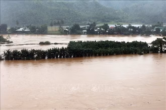 Les eaux de crue de la rivière Cu De, à Da Nang. Photo : VNA