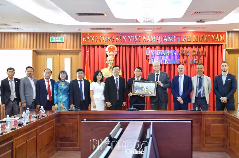 Le vice-président du Comité populaire provincial Nguyen Thanh Ha reçoit une délégation de l’Union européenne