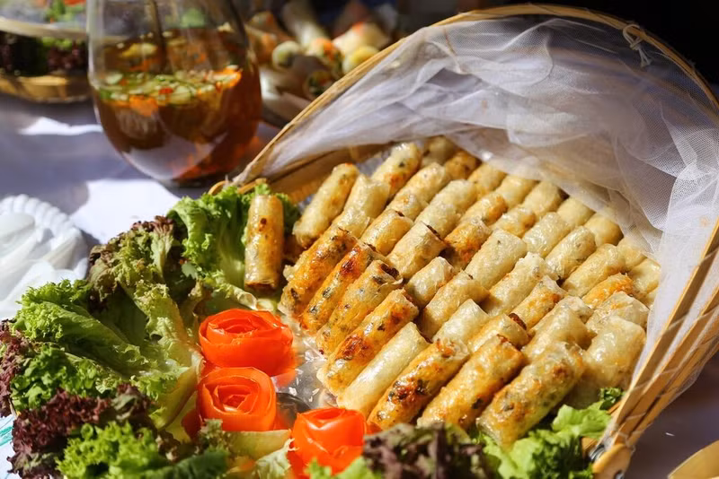 Croustillant à l’extérieur, savoureux à l’intérieur : le nem, rouleau frit emblématique du Vietnam, incarne à lui seul la richesse et la convivialité de sa gastronomie. Photo : VNA/CVN.