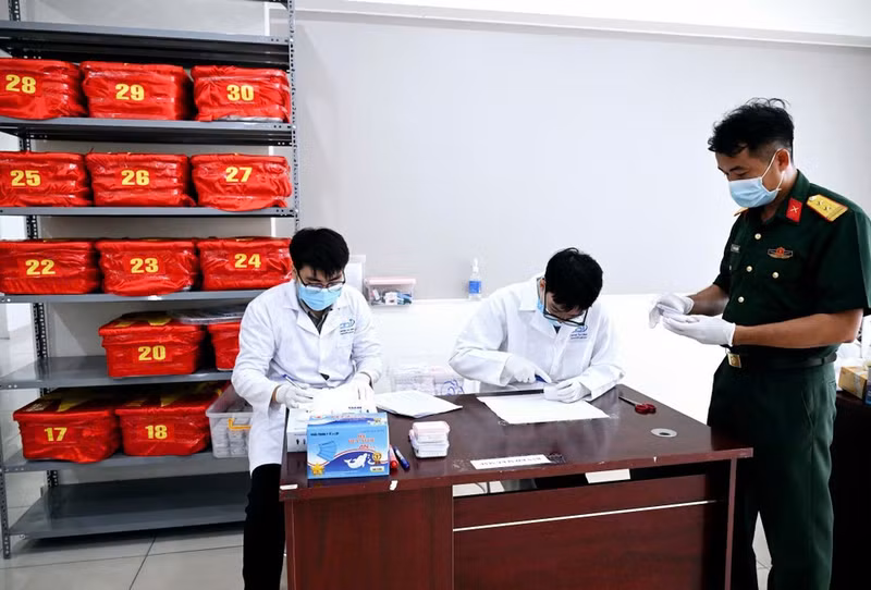 Les cadres du Centre d’analyse ADN accomplissent leur mission. (Photo : Tran Hai)