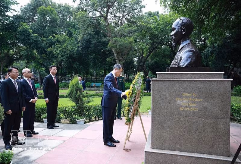 Le Premier ministre Le Minh Hung rend hommage au Président Ho Chi Minh à New Delhi. Photo : VNA.