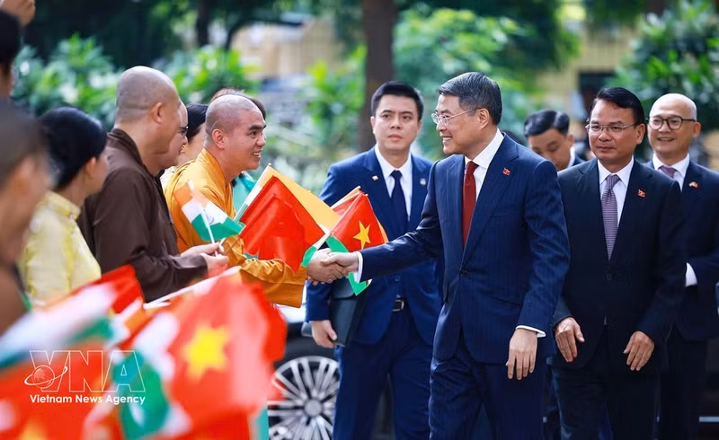 À l’invitation de son homologue indien Narendra Modi, le Premier ministre Le Minh Hung, accompagné d’une délégation vietnamienne de haut rang, est arrivé le matin du 12 septembre à New Delhi pour participer au 18e Sommet des BRICS et mener des activités bilatérales en Inde les 12 et 13 septembre. Photo : VNA