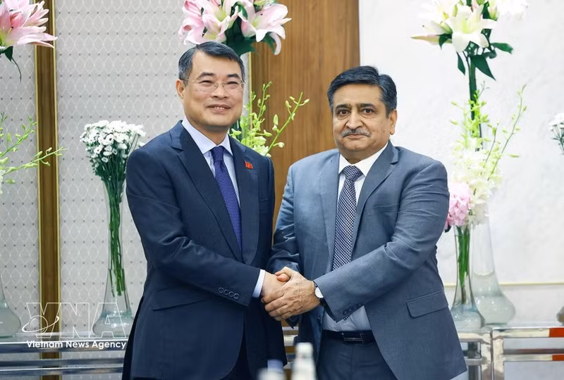 Le Premier ministre vietnamien Le Minh Hung (à gauche) et Sanjay Dhawan, vice-président du groupe ACME. Photo : VNA.