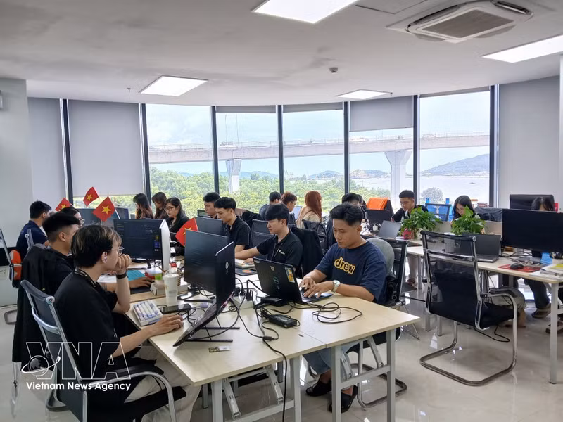 Da Nang ambitionne de devenir l’un des trois plus grands centres de semi-conducteurs du Vietnam, avec environ 5 000 cadres hautement qualifiés, formés pour répondre aux exigences du marché du travail international. Photo : VNA