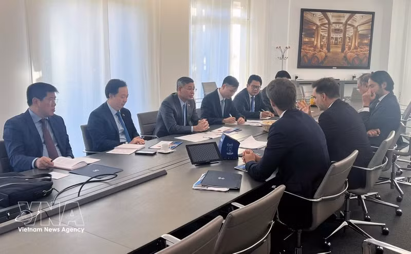 Le ministre des Finances, Ngo Van Tuan (troisième à gauche), lors de la séance de travail avec le groupe Rothschild & Co. Photo : VNA.