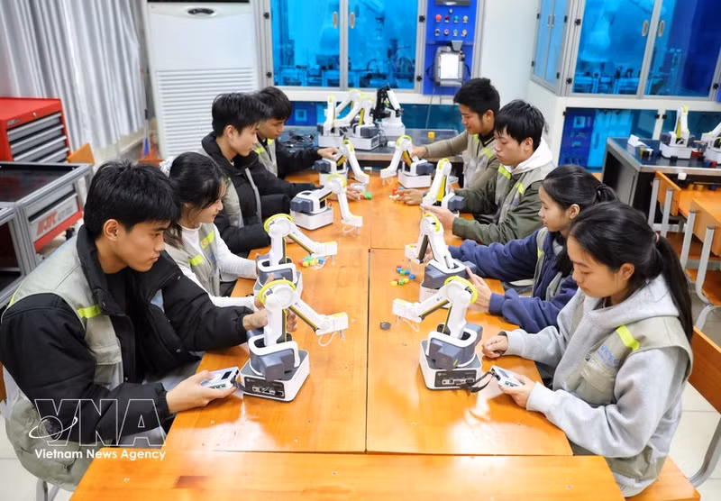 Des étudiants effectuent un stage en programmation de microcontrôleurs au Collège de technologie Vietnam - République de Corée de Bac Giang. Photo : VNA.