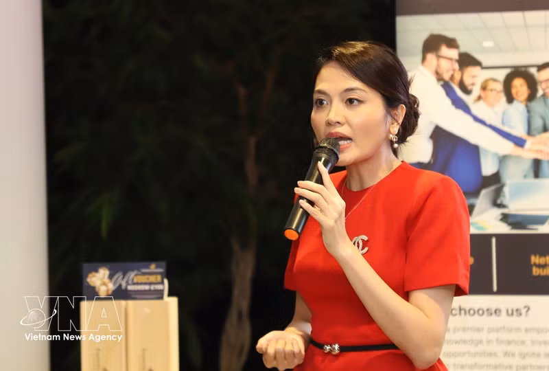 Christine Le, présidente de l’Association vietnamienne de la finance et de l’investissement au Royaume-Uni et directrice générale d’Eastern Horizon Wealth Management. Photo : VNA.