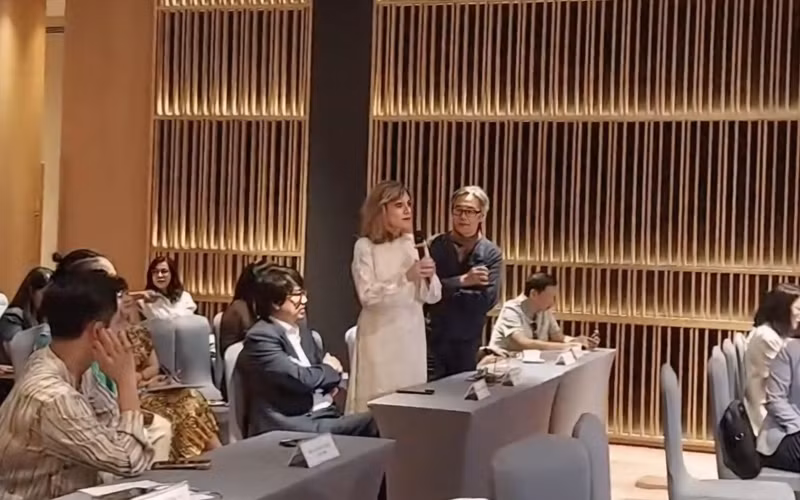 Anne Bouvier présente sa mise en scène de «L'Âme de Trương Ba, la peau du boucher», créée avec les artistes du Théâtre de la Jeunesse. Photo: L'Institut français du Vietnam
