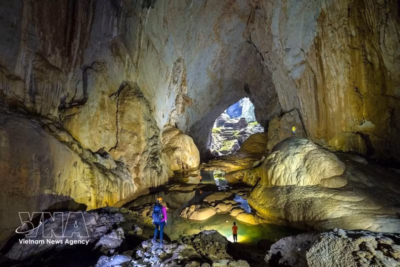 L’immense espace à l’intérieur de la grotte de Son Doong. Photo: VNA