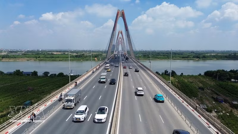 Le pont Nhât Tân – le plus grand pont à haubans du Vietnam enjambant le fleuve Rouge. Photo: VNA