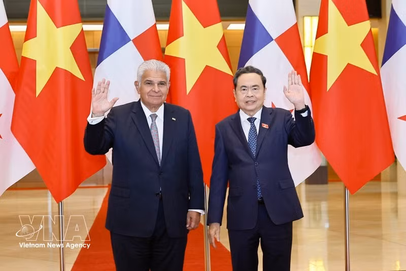 Le président de l'Assemblée nationale (AN) vietnamienne Tran Thanh Man (à droite) et le président de la République du Panama, José Raúl Mulino Quintero. Photo : VNA.