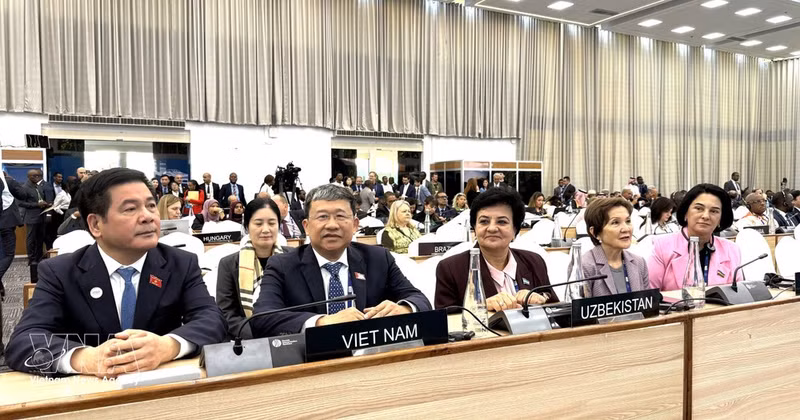 Le vice-président de l'Assemblée nationale, Nguyen Hong Dien (à l'extrême gauche), assiste à la 153e Assemblée générale de l'Union interparlementaire (UIP-153) à Arusha, en Tanzanie. Photo : VNA.