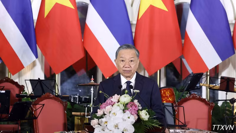 Le secrétaire général du Parti et président de la République et son épouse offrent un banquet en l’honneur du Roi et de la Reine de Thaïlande