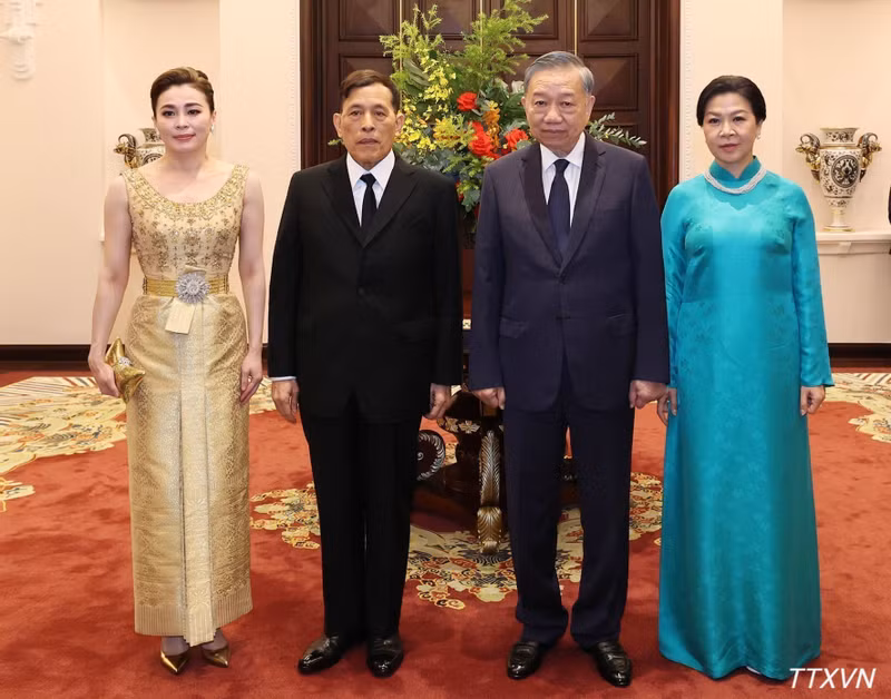 Le secrétaire général du Parti communiste du Vietnam (PCV) et président de la République To Lam et son épouse Ngo Phuong Ly avec le Roi de Thaïlande Maha Vajiralongkorn Phra Vajiraklaochaoyuhua et la Reine Suthida Bajrasudhabimalalakshana.