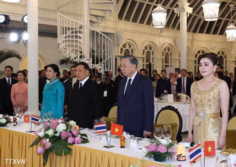 Le secrétaire général du Parti et président de la République To Lam et son épouse Ngo Phuong Ly, le Roi de Thaïlande Maha Vajiralongkorn Phra Vajiraklaochaoyuhua et la Reine Suthida Bajrasudhabimalalakshana, ainsi que les délégués, lors de la cérémonie de salut aux couleurs.