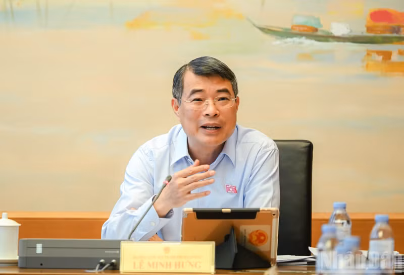 Le Premier ministre Le Minh Hung prend la parole lors de la séance de discussion du groupe 3, composé des délégations de l’Assemblée nationale de Hai Phong, des provinces de Ha Tinh et de Lang Son. (Photo : DUY LINH)