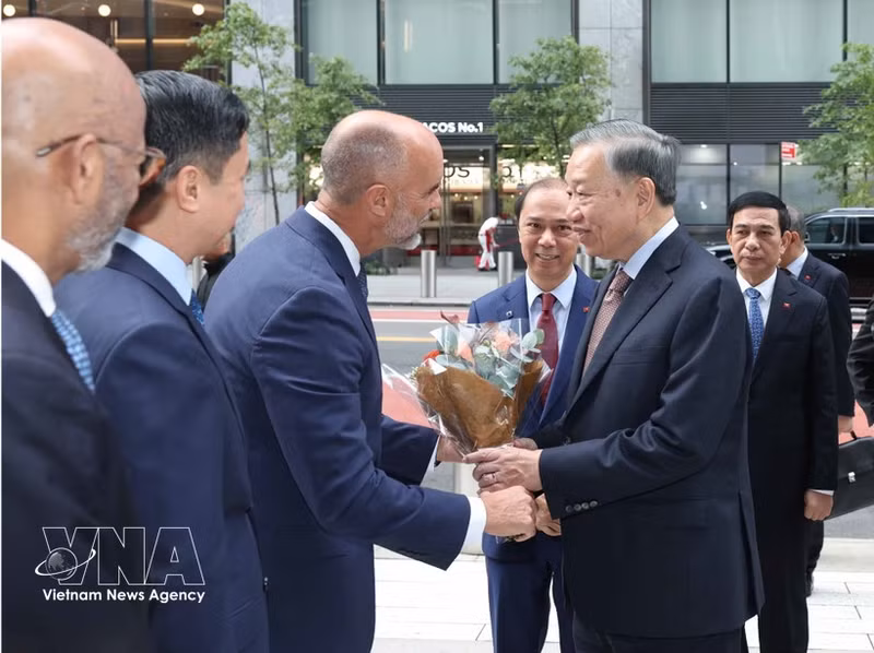 Le secrétaire général du Parti et président vietnamien To Lam visite le groupe Pfizer aux États-Unis. Photo : VNA.