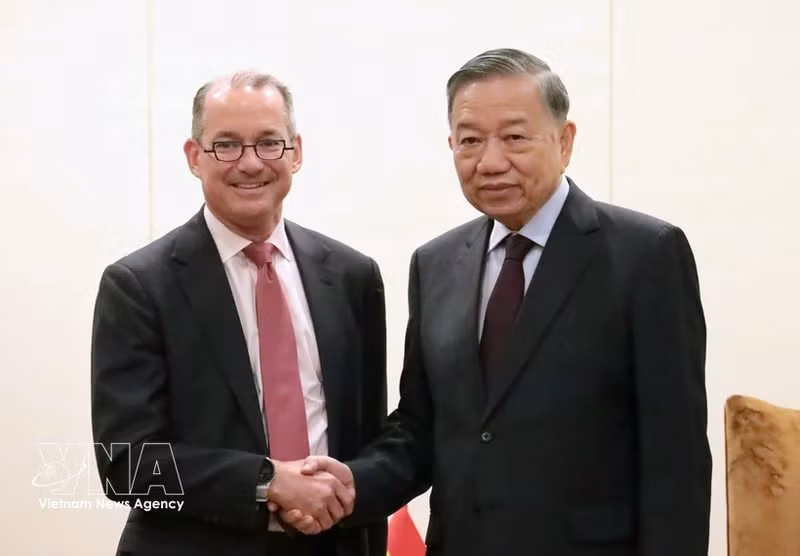 Le haut dirigeant To Lam (droite) et Robert Thomson, vice-président exécutif et responsable mondial des relations gouvernementales de Visa. Photo : VNA.