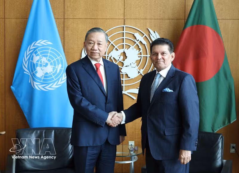 Le secrétaire général du Parti et président de la République, To Lam (à gauche), rencontre le président de la 81e session de l’Assemblée générale de l’ONU, Khalilur Rahman. Photo : VNA.