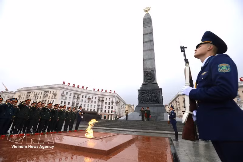 Le général d’armée Nguyen Trong Nghia, membre du Bureau politique, secrétaire du Comité central du Parti communiste du Vietnam (PCV), chef du Département général de politique de l’Armée populaire du Vietnam, dépose une gerbe au Monument de la Victoire dans la capitale Minsk. Photo : VNA.