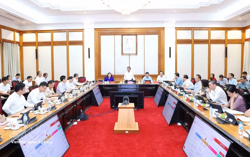 La réunion sur le Système de suivi et de pilotage intelligent et le Système de gestion du travail et d’évaluation des cadres dans l’environnement numérique. Photo : VNA.