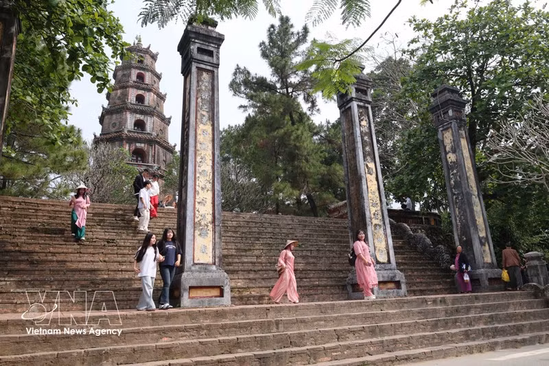 À Huê, les visiteurs privilégient les temples, les pagodes et le tourisme spirituel, dans une atmosphère paisible. Photo : VNA.
