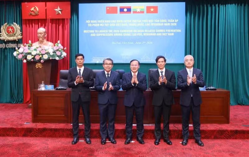Le vice-ministre vietnamien de la Sécurité publique, Nguyen Van Long, et les chefs des délégations des pays participants. Photo : VNA.