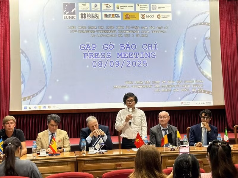 Conférence de presse sur le 15e Festival du film documentaire Europe-Vietnam. Photo : VNA.