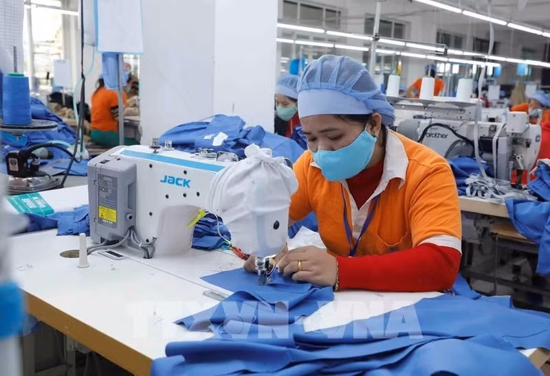 Le marché intérieur offre aujourd'hui un vaste potentiel aux entreprises vietnamiennes de textile-habillement et de chaussures, devenant un appui essentiel lorsque les exportations rencontrent des difficultés. Photo : VNA.