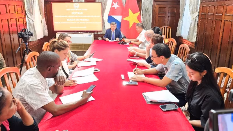 L’ambassadeur Le Quang Long informe les organes de presse de la République de Cuba du XIVe Congrès national du Parti communiste du Vietnam.