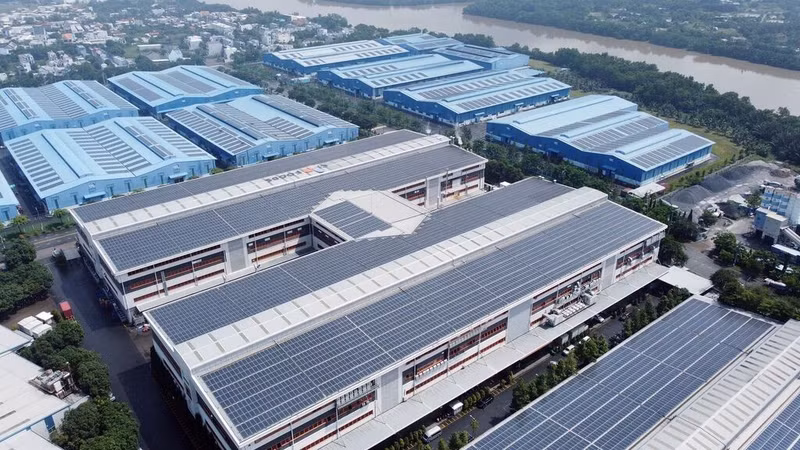 Système de panneaux solaires photovoltaïques en toiture de la société par actions Kizuna JV, dans le parc industriel de Tân Kim (commune de Cân Giuôc, province de Tây Ninh). Photo : Huy Hùng/VNA/CVN.