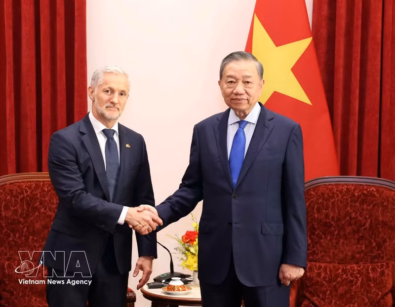 Le secrétaire général du Comité central du Parti communiste du Vietnam et président de la République, To Lam (à droite), reçoit l’ambassadeur du Royaume de Norvège, Stein Iversen. Photo : VNA.