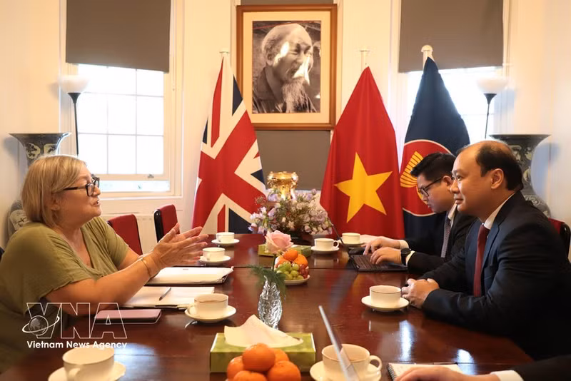 Le vice-directeur permanent de l’Académie nationale de politique Hô Chi Minh, Lê Hai Binh, rencontre la présidente du Parti communiste de Grande-Bretagne, Lorraine Douglas, à Londres. Photo : VNA.