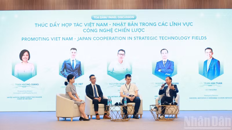 Les intervenants échangent sur le renforcement de la coopération Vietnam-Japon dans le domaine des technologies stratégiques. (Photo : HNV)