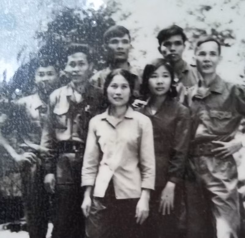 nha-bao-le-thu-ben-trai-va-kim-anh-cung-cac-dong-nghiep-o-chien-truong-khu-5.jpg