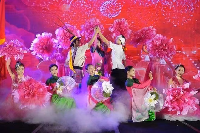 Un spectacle de danse lors de la célébration du printemps à la frontière et du Festival des peuples de la frontière Vietnam-Chine 2025. Photo : VNA.