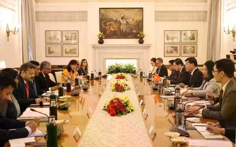 Le vice-ministre des Affaires étrangères Nguyen Manh Cuong et son homologue indien Periasamy Kumaran coprésident la 13ᵉ consultation politique entre le Vietnam et l’Inde ainsi que leur 10ᵉ dialogue stratégique au niveau de vice-ministre des Affaires étrangères. Photo : VNA.