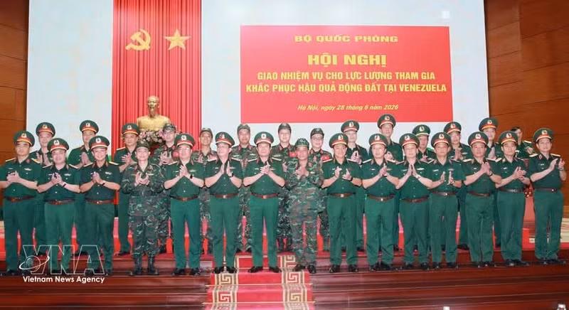 Le général d'armée Nguyen Tân Cuong, membre du Comité central du Parti, chef d'état-major général de l'Armée populaire du Vietnam et vice-ministre de la Défense, pose avec les officiers et militaires de la mission avant leur départ pour le Venezuela, où ils participeront aux opérations de secours et d'aide humanitaire. Photo/VNA.