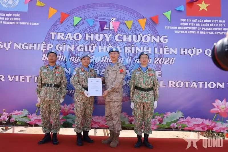 Remise de la Médaille des Nations Unies pour le maintien de la paix à l'Hôpital de campagne de niveau 2 n°7 du Vietnam. Photo : qdnd.vn