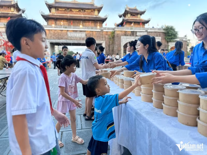  Ninh Binh : 12 000 repas gratuits offerts aux enfants à l’occasion de la Fête de la mi-automne