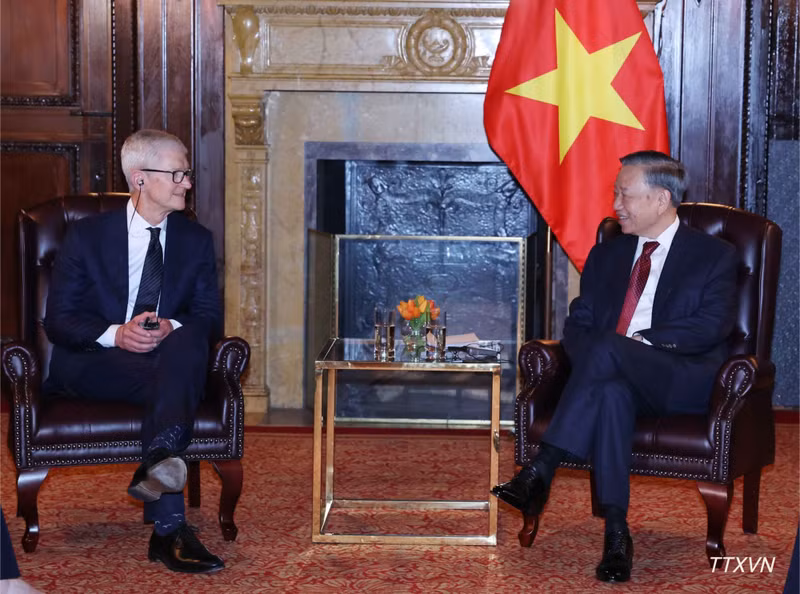 Le secrétaire général du Parti et président de l’État To Lam reçoit M. Tim Cook, président-directeur général du groupe Apple. (Photo : Thong Nhat/VNA)
